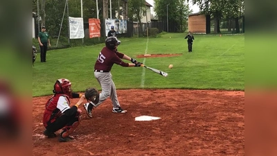 Zu Beginn waren die Gastgeber überlegen, aber die SG Baldham/Erding, hier mit Schlagmann Sebastian Vaupel, kämpften sich zurück ins Spiel. Nur knapp verloren die Boars und die Mallards. (Foto: Erding Mallards)