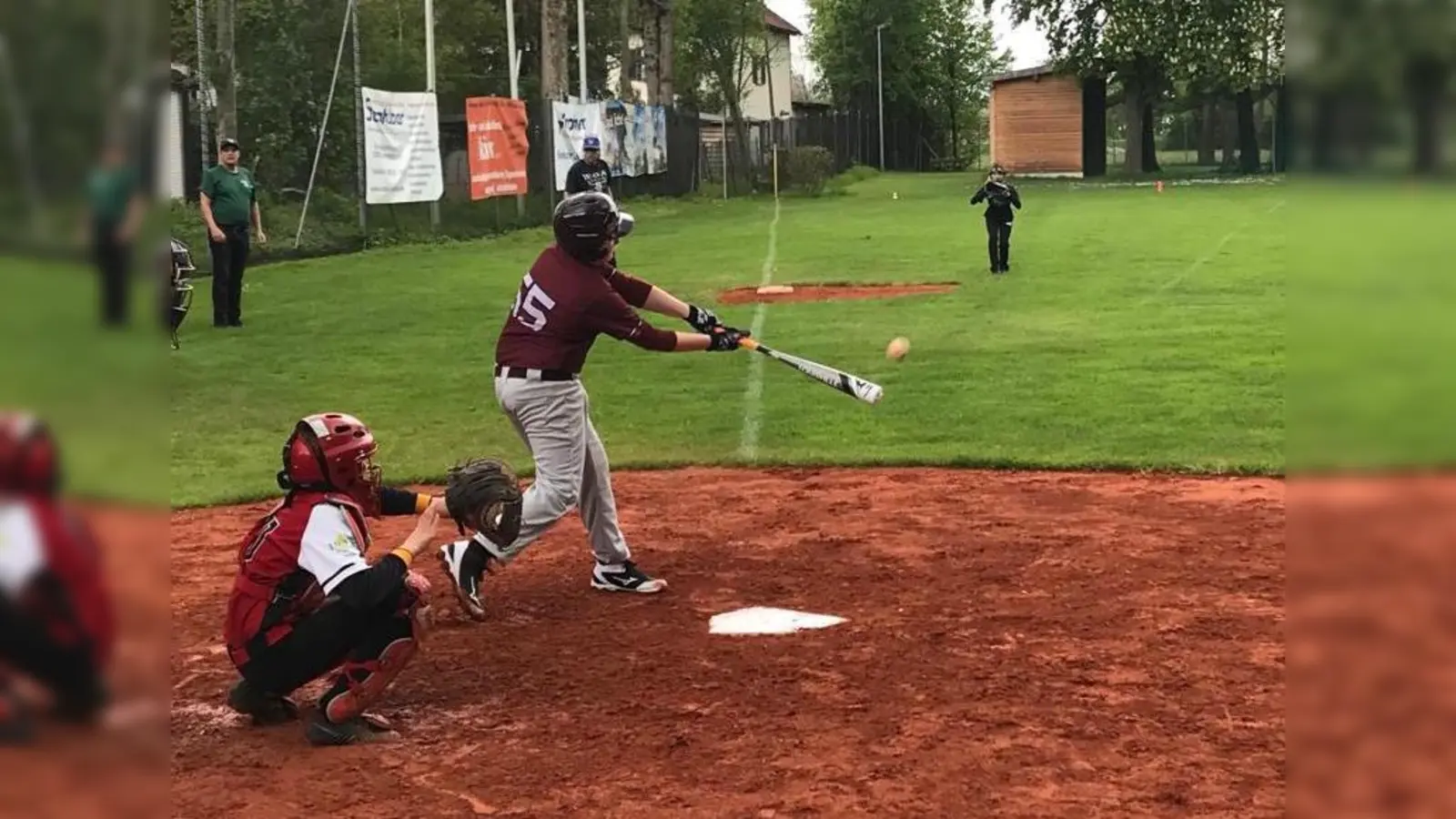 Zu Beginn waren die Gastgeber überlegen, aber die SG Baldham/Erding, hier mit Schlagmann Sebastian Vaupel, kämpften sich zurück ins Spiel. Nur knapp verloren die Boars und die Mallards. (Foto: Erding Mallards)