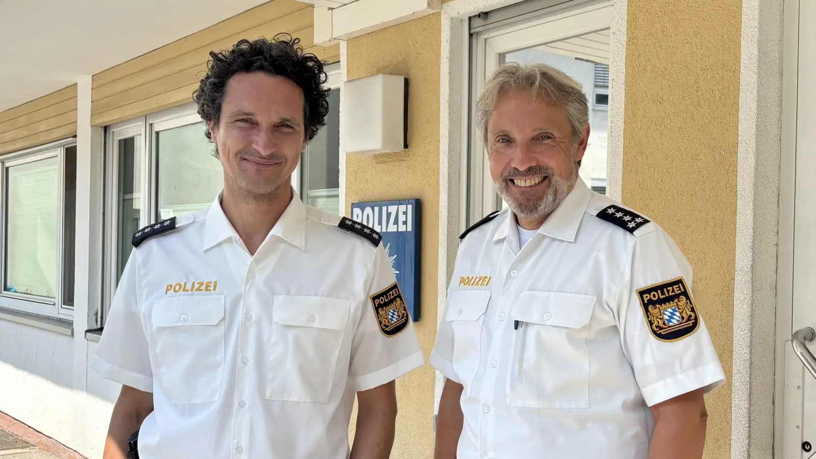 Neues Leitungsteam: Inspektionsleiter Thomas Sorgalla (r.) und sein neuer Stellvertreter Michael Kahn vor der Planegger Wache. (Foto: Ulrike Seiffert)