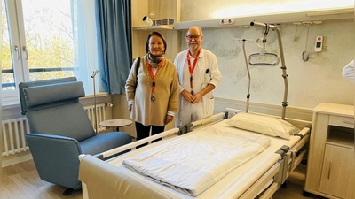 Entspannt und einladend, so präsentieren sich die neuen Zimmer der Palliativstation im neuen Krankenhaus Harlaching. Verena von Plettenberg und Dr. Hans Pohlmann vom Vorstand des Fördervereins sind stolz auf die Spender, die das ermöglicht haben.  (Foto: hw)