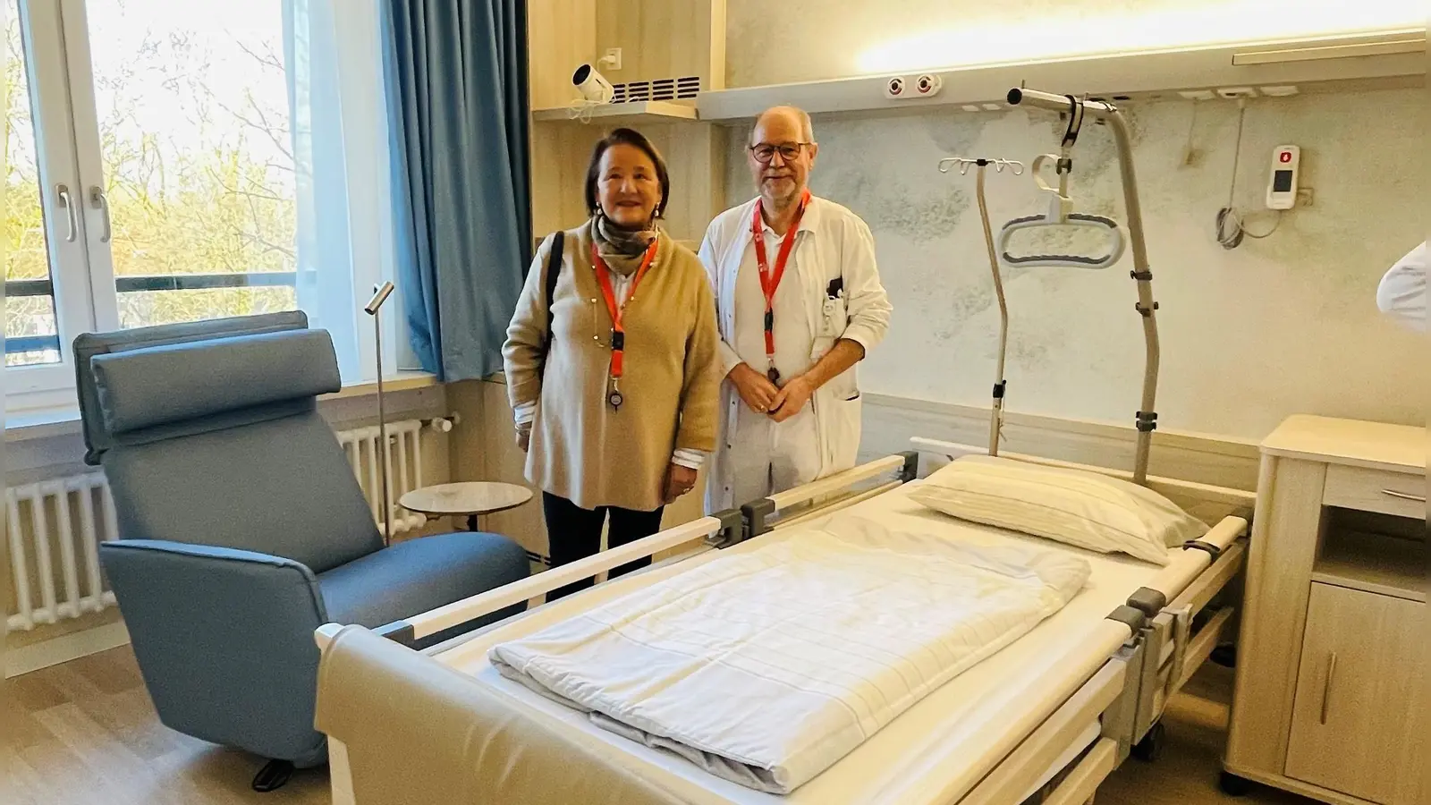 Entspannt und einladend, so präsentieren sich die neuen Zimmer der Palliativstation im neuen Krankenhaus Harlaching. Verena von Plettenberg und Dr. Hans Pohlmann vom Vorstand des Fördervereins sind stolz auf die Spender, die das ermöglicht haben.  (Foto: hw)