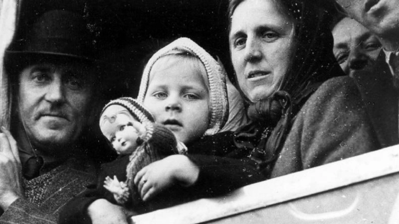 Vertriebene am Zugfenster: Am 17. Juli eröffnet die Sonderausstellung „Human und menschlich …? Die regulierte Vertreibung der Sudetendeutschen“. (Foto: Sudetendeutsches Institut)