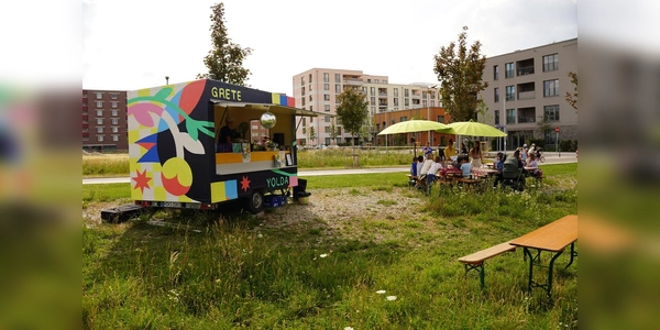 Die Grete Yolda steht auf der Wiese am Golo-Mann-Weg. (Foto: GRETE Kultur Zentrum Freiham)