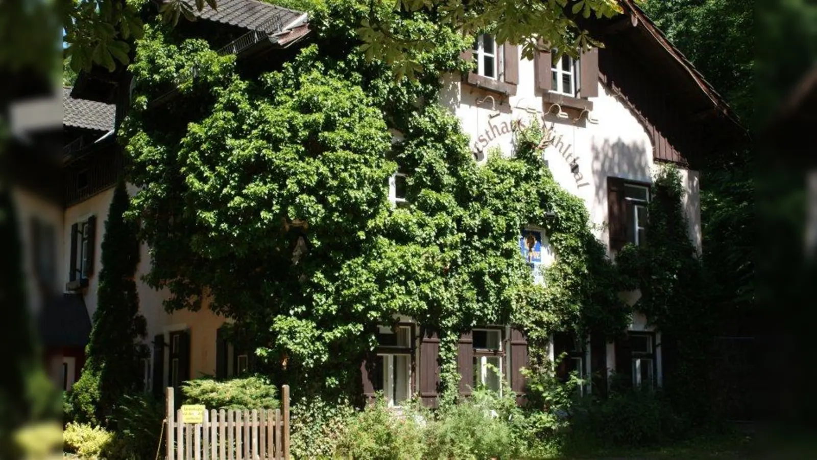 Sein fünf Jahren nahezu verwaist, dämmert das malerische Forsthaus im Mühltal einer unbestimmten Zukunft entgegen. (Foto: Eisinger)