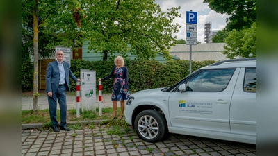 Walter Dürr, Geschäftsführer der Gemeindewerke Haar weiht mit Gabriele Müller, Bürgermeisterin Gemeinde Haar die neue Ladestation ein. (Foto: Gemeinde Haar)