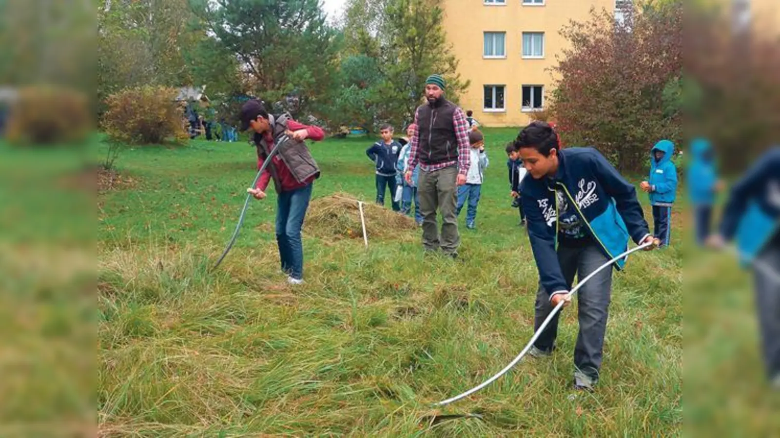 Bei den Highland Games können Jungen zwischen sieben und 15 Jahren nebenBogenschießen und Messerwerfen auch das Sensenmähen üben.	 (Foto: KJR)