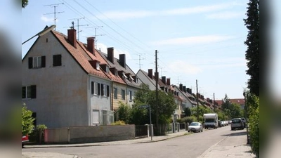 Schwarze anstelle von roten Ziegeln stören die Harmonie  einer Siedlung, sagen Befürworter einer Gestaltungssatzung. Ihr Beweis: Häuser in der Rushaimerstraße. (Foto: tg)