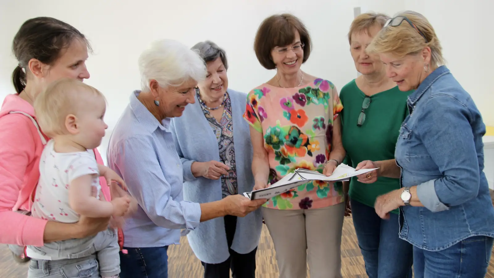 Derzeit gibt es bereits 150 Ehrenamtliche in ganz München, die bei „Mama lernt Deutsch“ mithelfen. Riki Überreiter (2.v.l.) mit Ehrenamtlichen aus dem Münchner Westen. (Foto: us)