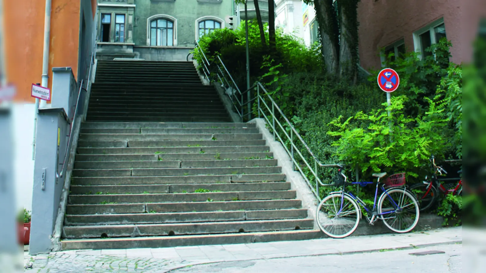 Die Oberländerstraße ist über eine Treppe, die 6,13 Höhenmeter überwindet, mit der Plinganserstraße verbunden. (Foto: job)