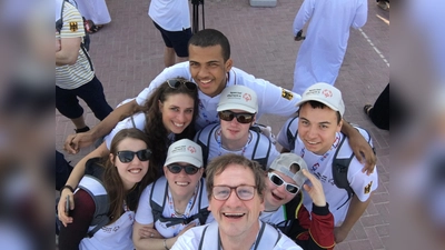 Gute Laune der Hartecker in Abu Dhabi: Das deutsche Judo-Team mit Nationalcoach Alwin Brenner (vorne). (Foto: Augustinum)