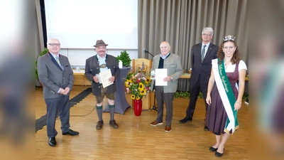 Stolz über seinen weiteren Landkreissieg 2020 nahm Landwirt Helmut Stocker (Zweiter von links) aus Landsham den Ehrenpreis und Urkunde des Gerstenanbauverbandes Moosburg entgegen. (Foto: Georg Rittler)