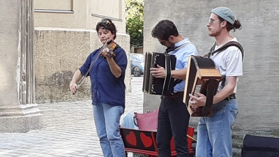Das Valentin-Karlstadt-Musäum lädt wieder zum Bavarian Line Dance in den Isartor-Innenhof ein. Dazu erklingt bayerische Live-Musik.  (Foto: mha)