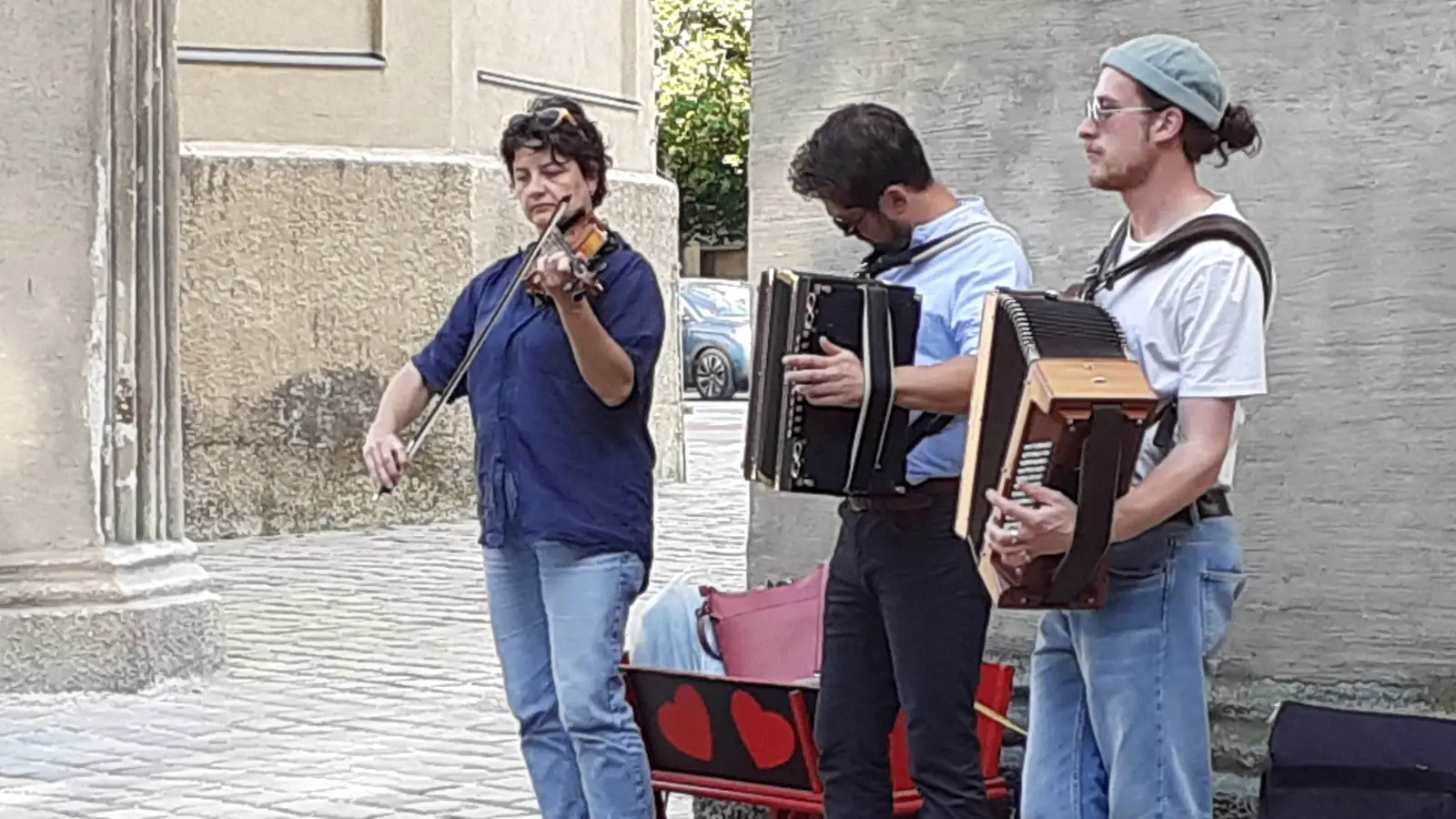 Das Valentin-Karlstadt-Musäum lädt wieder zum Bavarian Line Dance in den Isartor-Innenhof ein. Dazu erklingt bayerische Live-Musik.  (Foto: mha)