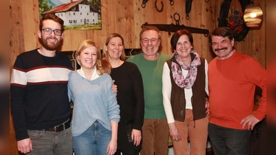 Das Ensemble bestehend aus (von links) Martin Scharl (Wiggerl), Katharina Koch (Caro), Tini Reiter (Rose), Christian Kalinke (Drehbuch, Regie und Fastenpredigt), Monika Norbach (Zenzi) und Michael Friedinger (Hias). (Foto: HP Höck)