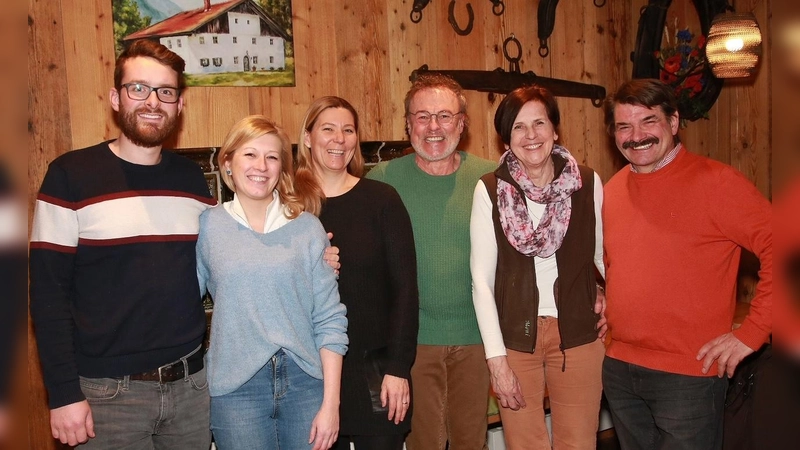 Das Ensemble bestehend aus (von links) Martin Scharl (Wiggerl), Katharina Koch (Caro), Tini Reiter (Rose), Christian Kalinke (Drehbuch, Regie und Fastenpredigt), Monika Norbach (Zenzi) und Michael Friedinger (Hias). (Foto: HP Höck)