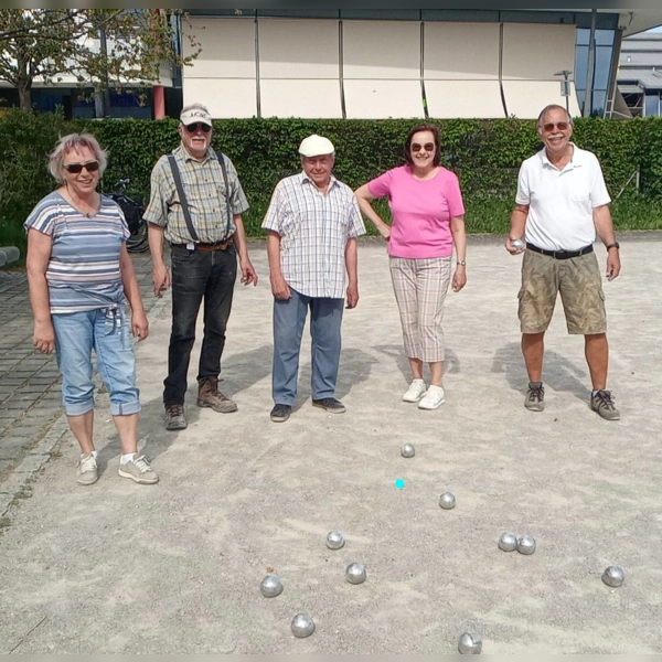 Die Spielerinnen und Spieler der Boulegruppe treffen sich regelmäßig auf dem Platz vor der Stadthalle. (Foto: Boulegruppe)