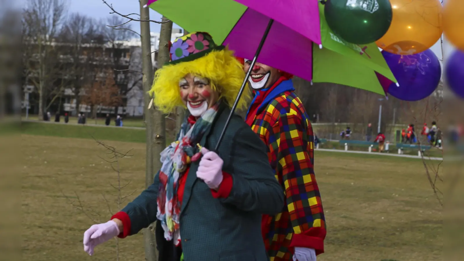 Clowns und vieles mehr: Der "Gaudiwurm" von Johanneskirchen nach Oberföhring ist bunt und spaßig. Los geht's am Johanneskirchner Maibaum. (Foto: ahi/Archiv)