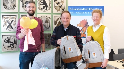 Dominik Hohl (Leiter Kreisjugendamt), Landrat Robert Niedergesäß und Veronika Brackhane (KoKi-Netzwerk frühe Kindheit) stellen das Angebot für frisch gebackene Familien vor.  (Foto: Landratsamt Ebersberg)