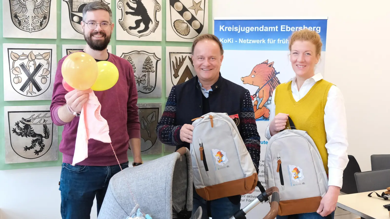 Dominik Hohl (Leiter Kreisjugendamt), Landrat Robert Niedergesäß und Veronika Brackhane (KoKi-Netzwerk frühe Kindheit) stellen das Angebot für frisch gebackene Familien vor.  (Foto: Landratsamt Ebersberg)