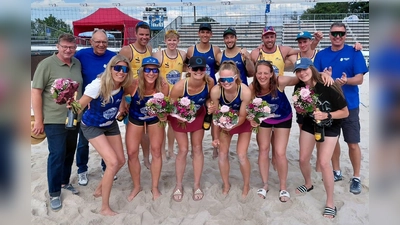 Die glücklichen Sieger beim BVV Beach Masters Premium mit Bürgermeister Ulli Proski (links) und den Organisatoren von beach2go Reinhard Pecher (2. Von links) und Barthel Spranger (rechts).  (Foto:  beach2go)