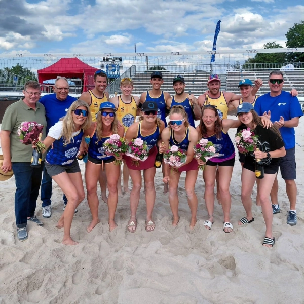 Die glücklichen Sieger beim BVV Beach Masters Premium mit Bürgermeister Ulli Proski (links) und den Organisatoren von beach2go Reinhard Pecher (2. Von links) und Barthel Spranger (rechts).  (Foto:  beach2go)