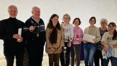 Eine Gemeinschaftsleistung war der Umbau. Eifrig dabei waren u.a. (v.l.) Pfr. Hagen Faust, Matthias Hartmann, Pfr.Ulrike Lorentz, Annette Gaebert, Anja Vogler-Matauscheck, Ina Otto, Gisela Stübing und Birgit Kastenmüller.  (Foto: hw)