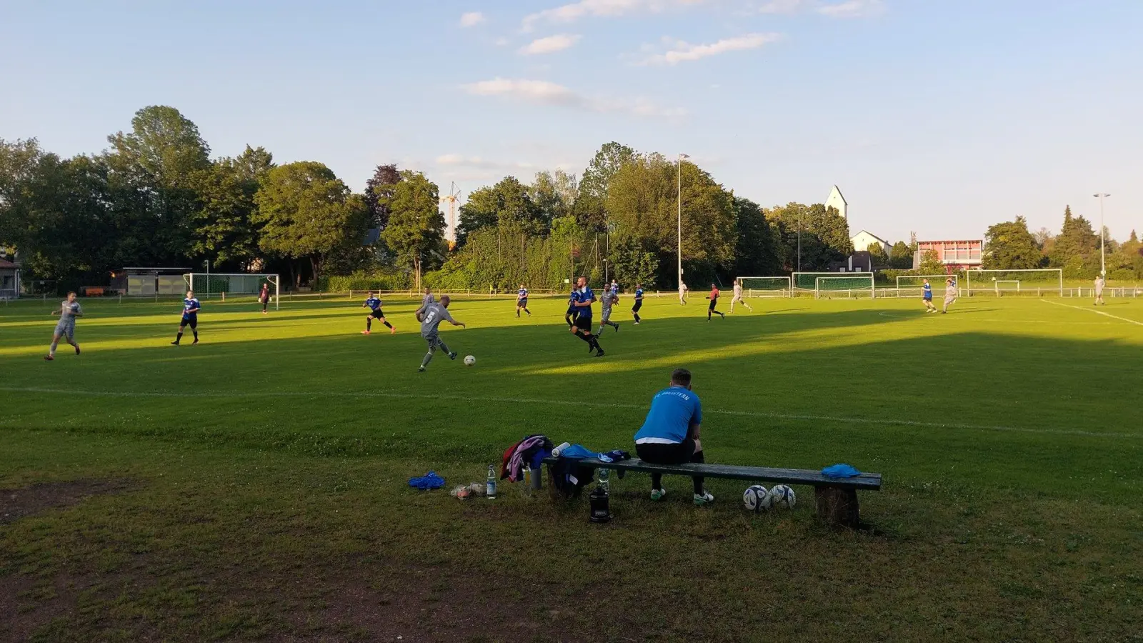 Hauptnutzer der Bezirkssportanlage Westpreußenstraße ist der SV Helios-Daglfing. Mit Fördergeld vom Bund soll die Anlage demnächst modernisiert werden. (Foto: bas)