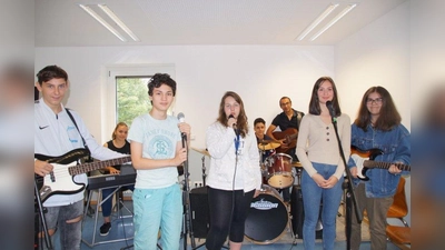 „Don't be so shy” und anderes gibt es von der Schülerband zu hören. (Foto: nr)