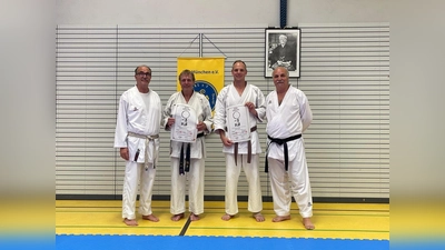 Die Karateka des TSV zwischen ihren Prüfern: Arnim Junack (2. v. l.) hat nun den 1. DAN und Wolfgang Kramer (3. v. l.) den 5. DAN. (Foto: TSV Neufahrn)