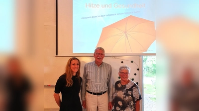 Christina Ritter vom Dachauer Gesundheitsamt (links) gemeinsam mit Burkhard Haneke, Seniorenbeauftragter in Röhrmoos, und Josefa Westermaier, Mitglied des Runden Tisches und Koordinatorin der Seniorennachmittage. (Foto: Gemeinde Röhrmoos)