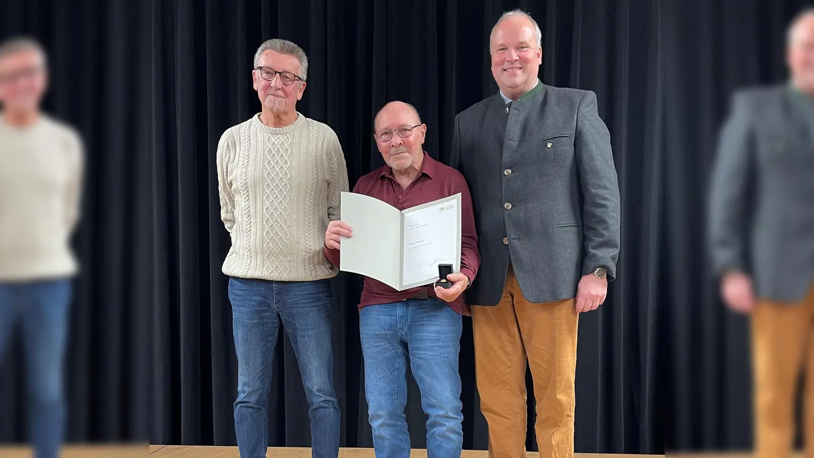 Helmuth Felixberger (Mitte) wurde für sein Engagement in der Sparte Boxen beim TSV Haar ausgezeichnet. Es gratulierten der Erste Vorstand des TSV Haar, Ewald Lindmeier (links) und Landrat Christoph Göbel (rechts). (Foto: hw)