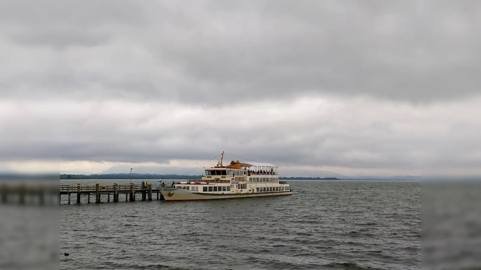 Dunkle Wolken über dem Chiemsee: Der Tourismus in Bayern ist in März und April komplett eingebrochen. Im Juni soll es wieder aufwärts gehen.  (Foto: Stefan Dohl)
