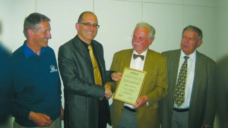 Der Vorsitzende der Bürgervereinigung Obermenzing e.V., Frieder Vogelsgesang (2. v.l.) dankt Berthold Eder für seine langjährige Mitarbeit und überreicht die Urkunde zur Ehrenmitgliedschaft. Rechts im Bild der stellvertretende Vorsitzende Ernst Eschenweck, links Schatzmeister Thomas Hasselwander. (Foto: pi)