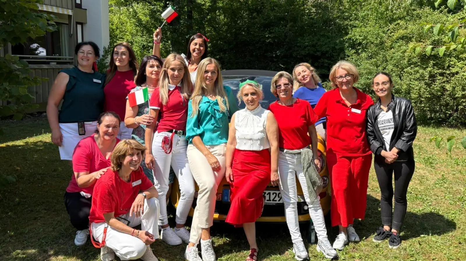 Das Team der Alltagsbegleiter im Altenheim Maria Eich ist ein Teil der Heimfamilie. 2.v.r. ist Durdica Stjepanovic, Leiterin „Soziale Betreuung”. (Foto: Ulrike Seiffert)