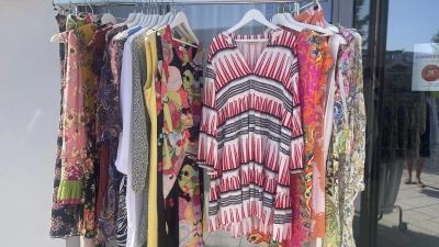 Jede Menge fesche Sommermode gibt es noch im Secondhand-Shop der Nachbarschaftshilfe - und jetzt zu besonders günstigen Preisen. (Foto: hw)
