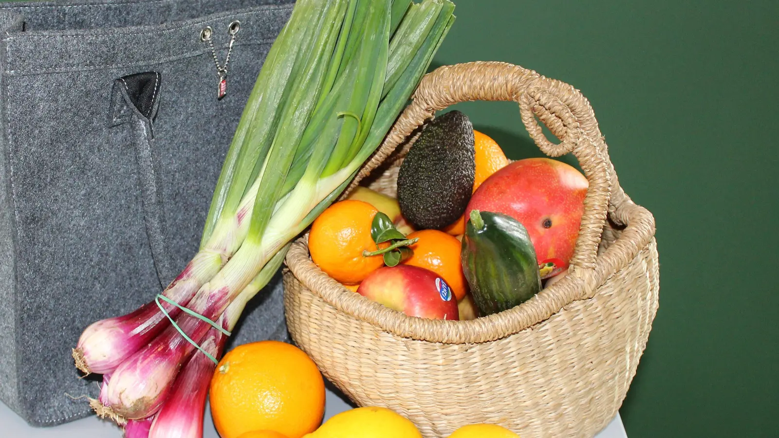 Aussortierte, aber noch vollkommen gute Lebensmittel verarbeitet die Community Kitchen zu schmackhaften Mahlzeiten. Bis Ende Juli kann diese jedermann in der Rathauskantine probieren.  (Foto: dek)