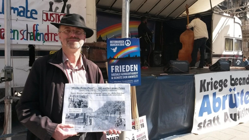 Werner Thiel hat seinen Plan der Schulen als "Zaunpaten" kürzlich auf dem Ostermarsch vorgestellt. (Foto: privat)