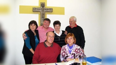 Die neuen Organisatoren des Schafkopfturniers der Pfarrei St. Markus: (vorne, v.l.) Hartmut und Gisela Krause, (hinten v.l.) Elisabeth und Dieter Kratzsch sowie Anna und Richard Eckl. (Foto: Alfred Lehmann)