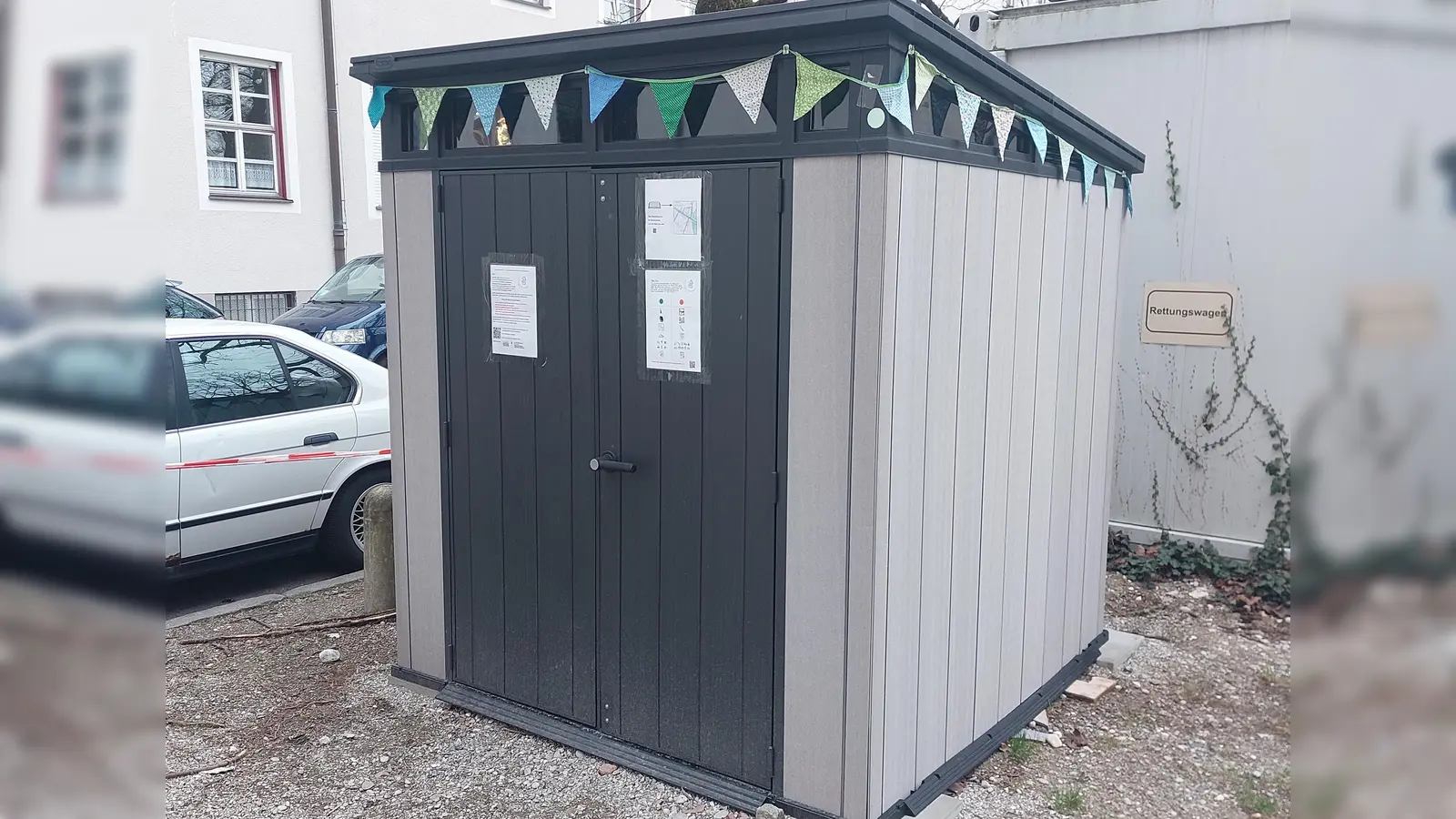 Mittauschen erwünscht: Der Kreislaufschrank „Au Fein” steht seit Mitte Januar am Mariahilfplatz. (Foto: bas)