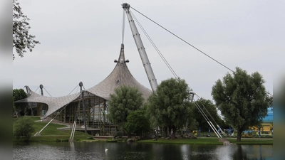 An ein Zirkuszelt soll die Dachkonstruktion im Olympiapark erinnern. Ab 2026 wird sie zum zweiten Mal seit Errichtung saniert.  (Foto: mha)