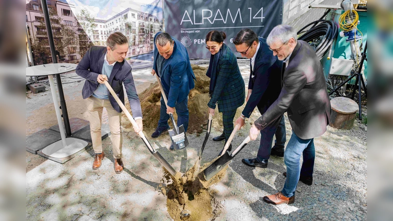 Bei der Grundsteinlegung (v.l.): Christian Bosiljanoff (Pembroke), Roland Eberhart (Implenia Hochbau GmbH), Elisabeth Merk (Stadtbaurätin LHM), Michael Ehret (ehret+klein) sowie Martin Bumann (Techn. Niederlassungsleiter, ZECH Bau).  (Foto: Thomas Friedl)