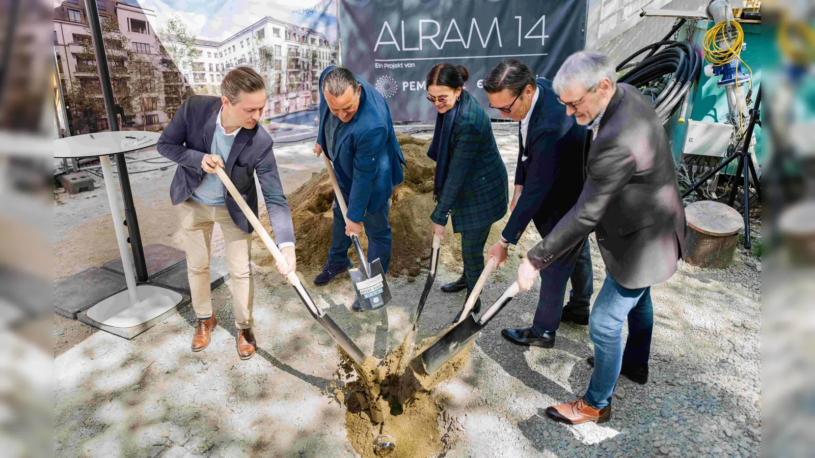 Bei der Grundsteinlegung (v.l.): Christian Bosiljanoff (Pembroke), Roland Eberhart (Implenia Hochbau GmbH), Elisabeth Merk (Stadtbaurätin LHM), Michael Ehret (ehret+klein) sowie Martin Bumann (Techn. Niederlassungsleiter, ZECH Bau).  (Foto: Thomas Friedl)