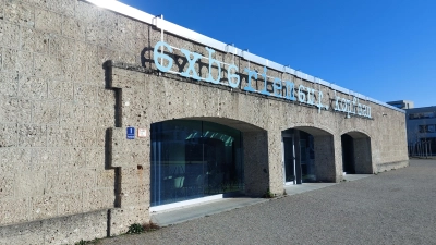 Der Kopfbau in der Messestadt ist die alte Kassenhalle der Zuschauertribüne am Flughafen München-Riem (Archivbild: bas)
