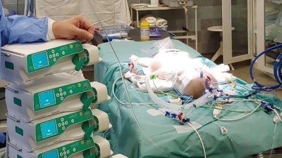 Baby an der Infusionspumpe der Deutschen Lebensbrücke. (Foto: Deutsche Lebensbrücke)