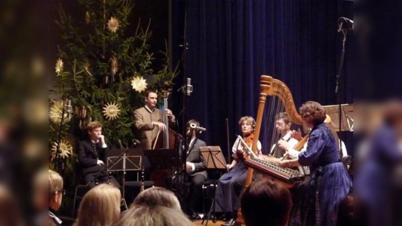 Im festlich geschmückten Amadeussaal fand das diesjährige Adventsingen des Fördervereins mit hochkarätigen Volksmusikgruppen statt. (Foto: pi)