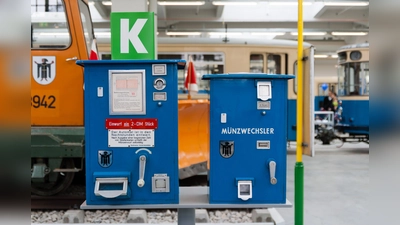 Die Besucher können auch diese historischen Fahrkartenautomaten besichtigen. (Foto: Nico Kaiser, CC BY 2.0)