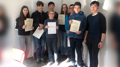 Acht der elf MTG-Matheasse, die an Runde zwei des Landeswettbewerbs teilgenommen hatten. Von den vier Landessiegern sind drei auf dem Bild: Johanna Kossa (links), Marc Herrer (2 v.r.) und Helena Ullrich (4.v.r.). (Foto: MTG München)