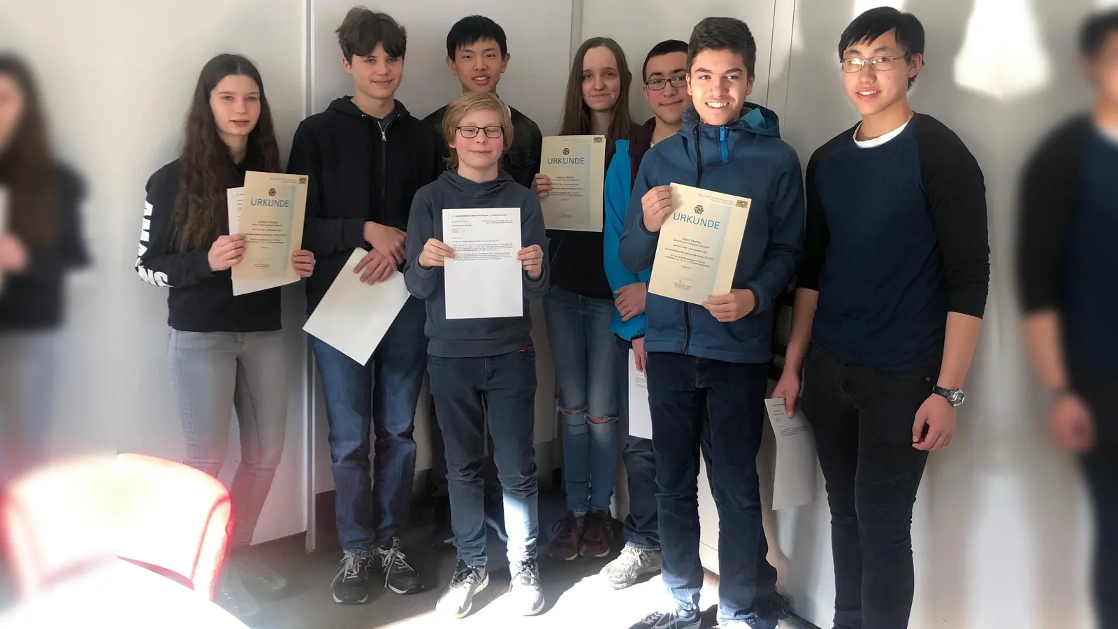 Acht der elf MTG-Matheasse, die an Runde zwei des Landeswettbewerbs teilgenommen hatten. Von den vier Landessiegern sind drei auf dem Bild: Johanna Kossa (links), Marc Herrer (2 v.r.) und Helena Ullrich (4.v.r.). (Foto: MTG München)