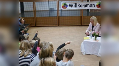Vorlesen, zuhören, mitmachen: Ulrike Scharf beim Vorlesetag in der Grundschule Finsing.  (Foto: Büro Ulrike Scharf)
