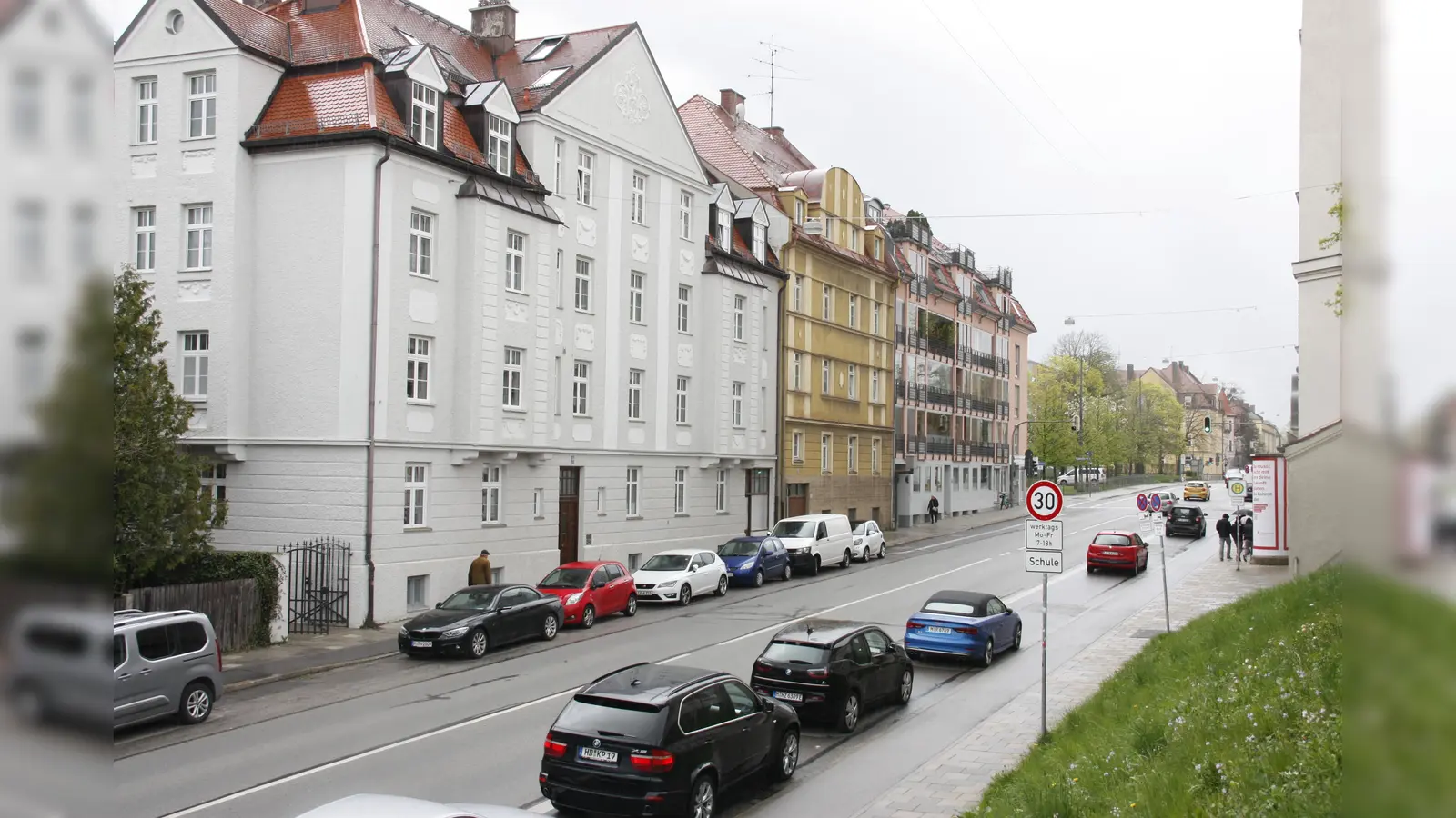 Vor allem Platz für - fahrende wie parkende - Autos: So wie hier bei der Boschetsrieder Schule sind die Prioritäten an vielen Straßen gesetzt. (Foto: job)